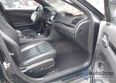 2019 Chrysler 300 300S z USA, uszkodzony, nr VIN 2C3CCABG0KH515491